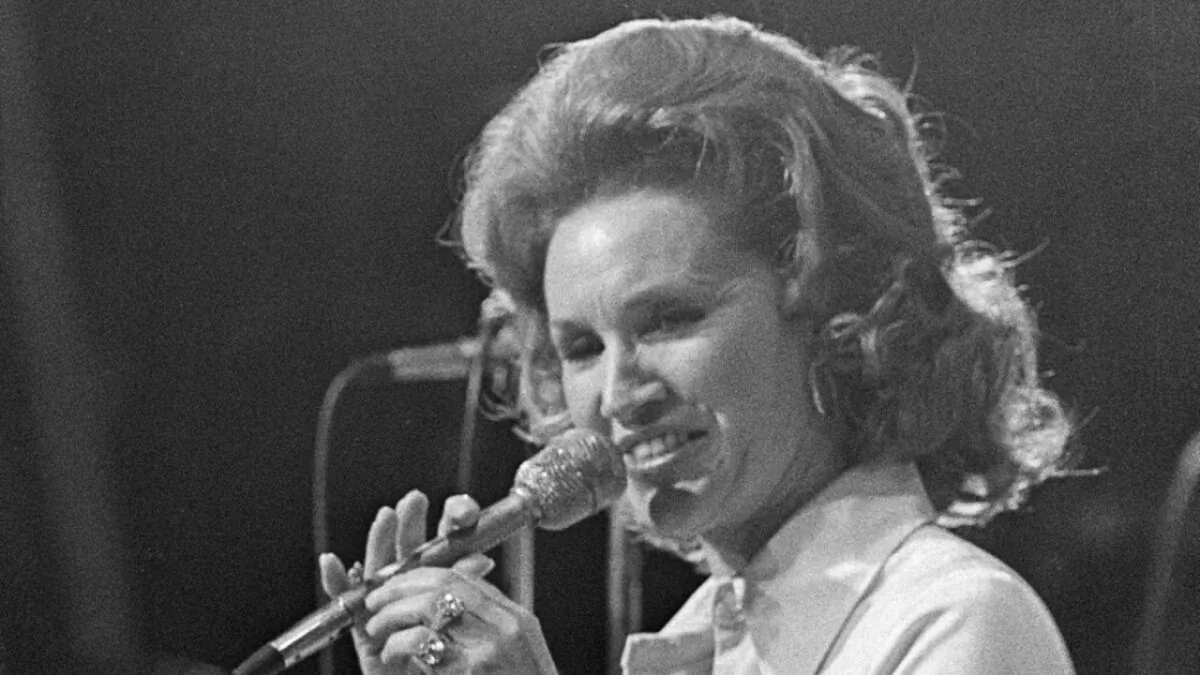 Country music star Jan Howard performs during the Grand Ole Opry's last show at Ryman Auditorium in Nashville, Tenn., on March 18, 1974. (John Duricka/AP Photo)