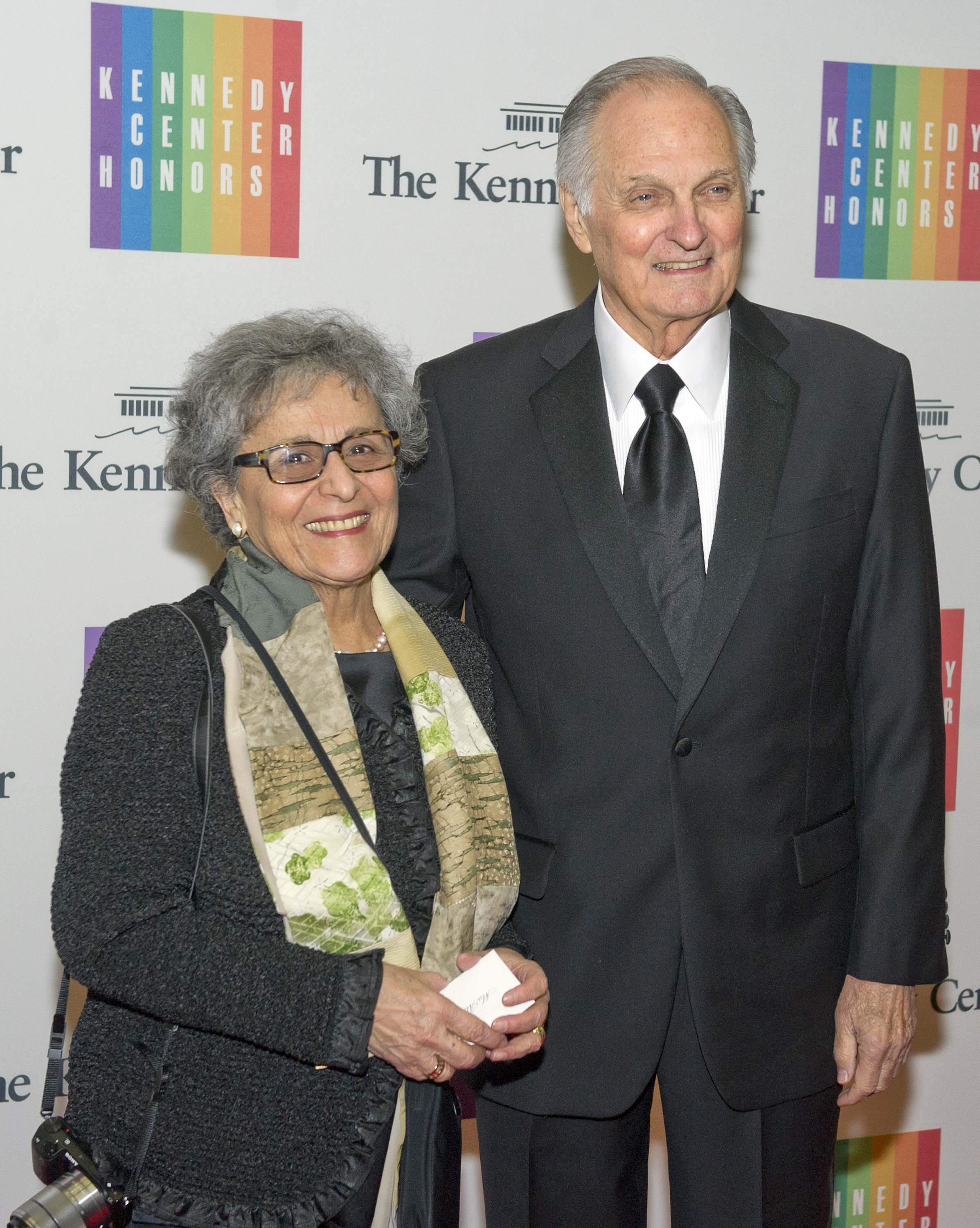 MASH actor Alan Alda's 65-year marriage began with a dropped cake - 9Honey