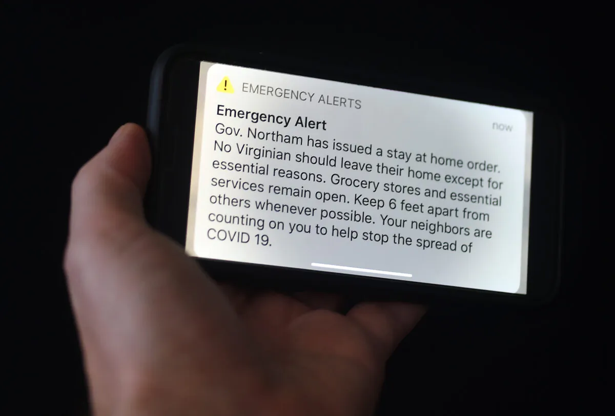 An emergency alert message from the state of Virginia to issue a "stay at home" order is displayed on a smartphone on March 30, 2020. (Olivier Douliery/AFP via Getty Images)