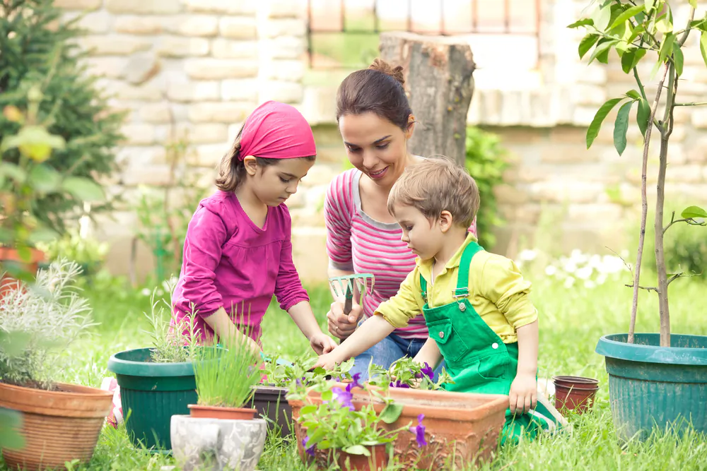 Children do best when they connect with their caregiver in different ways throughout the day. (Von bokan/shutterstock)