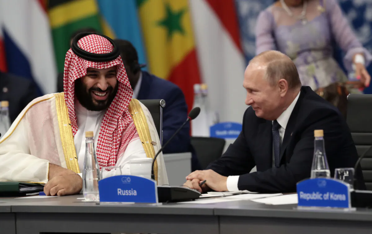 Saudi Arabian Crown Prince Mohammed bin Salman (L) and Russian President Vladimir Putin attend the G20 Leaders' Summit in Buenos Aires on Nov. 30, 2018. (Alejandro Pagni/AFP)