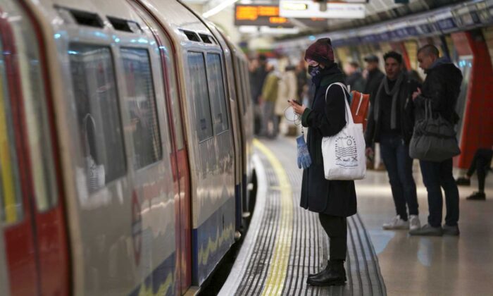 Passenger on the London Underground wears a surgical mask during the CCP virus pandemic in London, England, on March 12, 2020. (Ming Yeung/Getty Images)