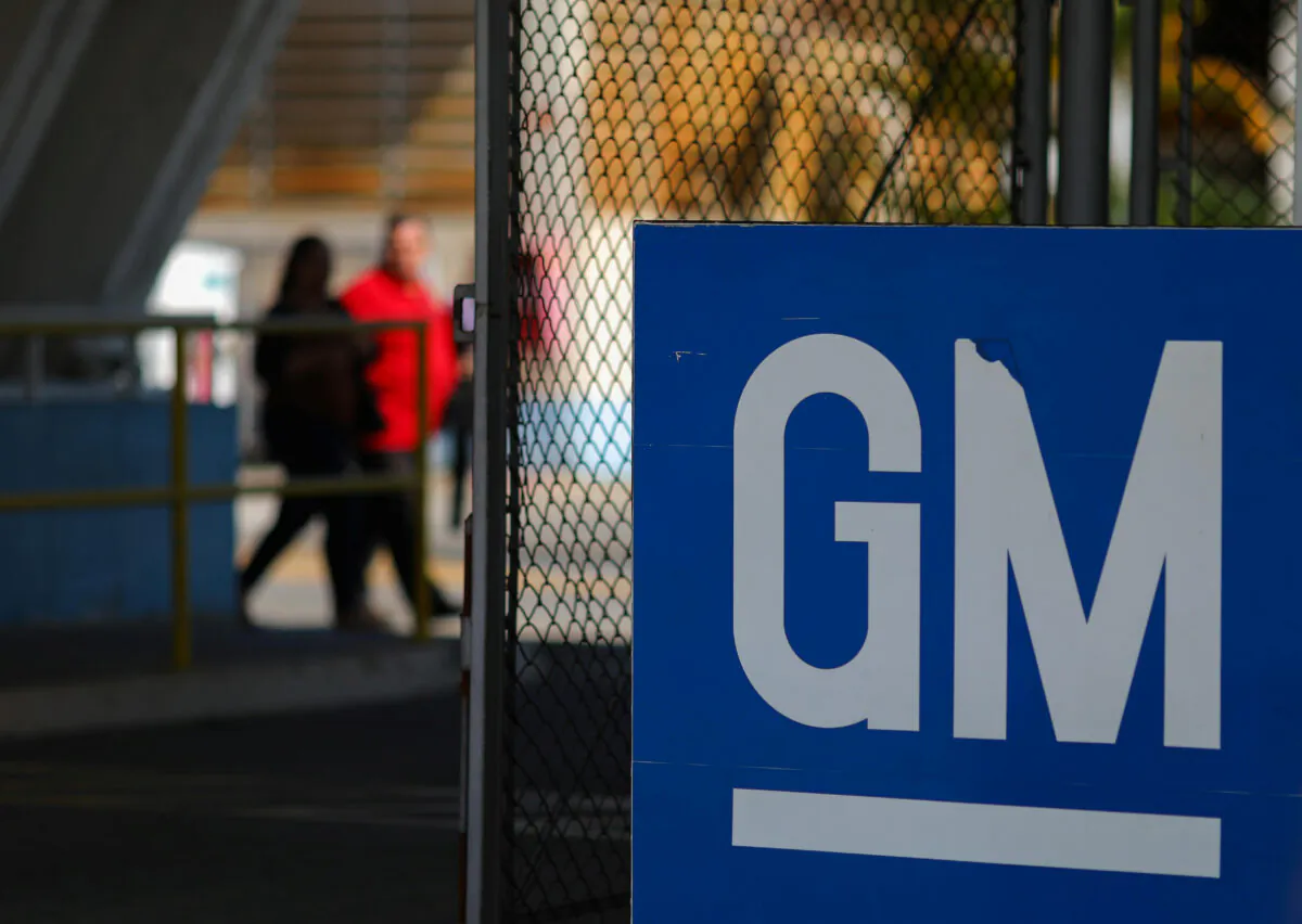 The GM logo at a General Motors factory in a file photo. (Roosevelt Cassio/Reuters)