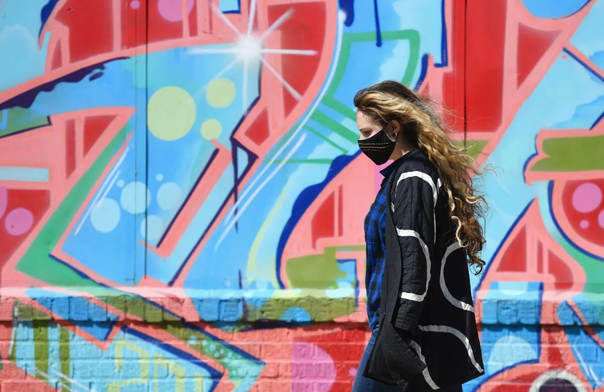 People wear face masks on April 02, 2020 in New York. (ANGELA WEISS/AFP via Getty Images)