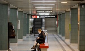 Pandemic's ‘Triple Threat’ Devastating to Mental Health, Says Expert