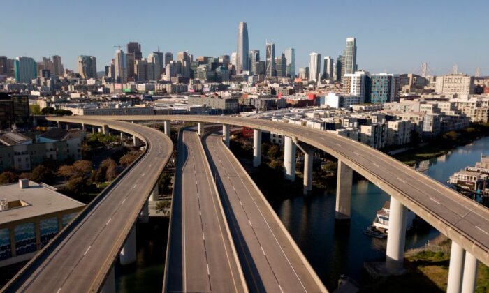 An interstate sits empty during the CCP virus crisis in San Francisco, California, on April 1, 2020. (Josh Edelson/AFP via Getty Images)