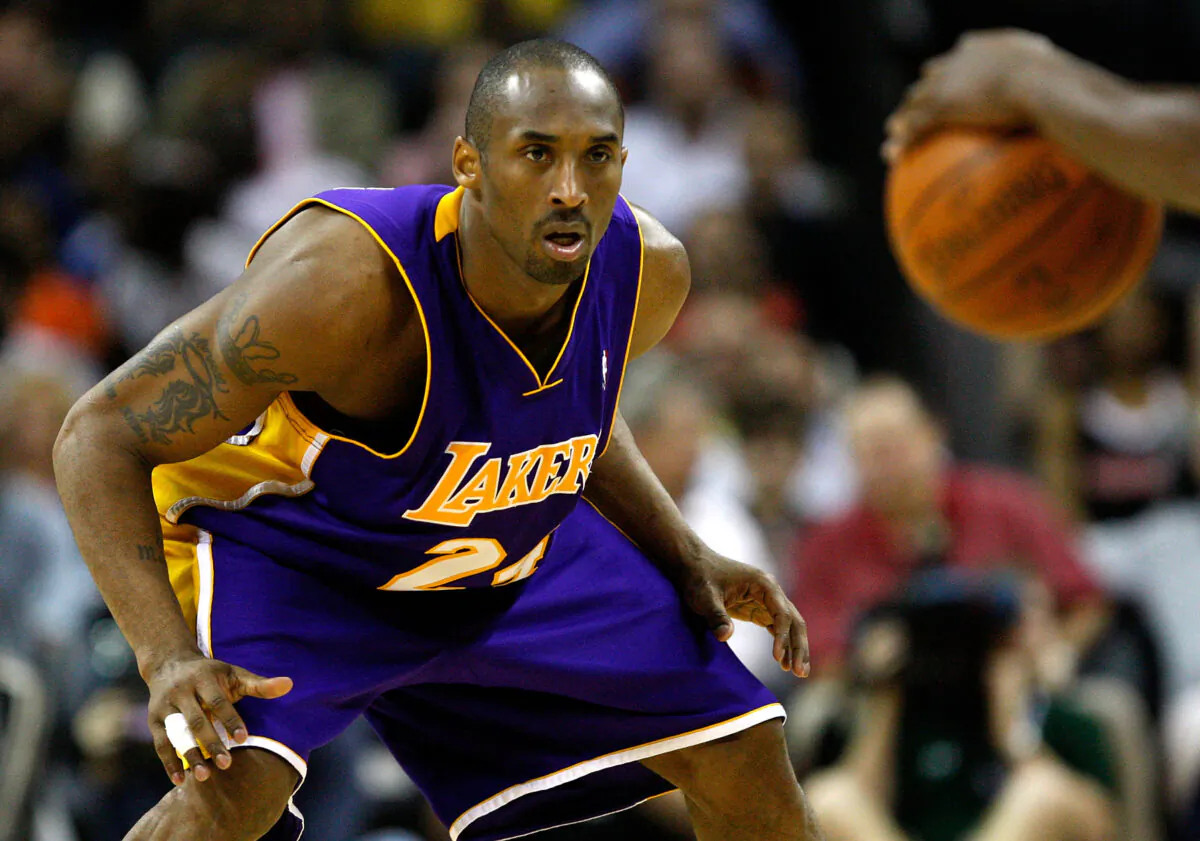 Kobe Bryant of the Los Angeles Lakers play in a game against the Charlotte Bobcats on March 31, 2009, in Charlotte, North Carolina. (Streeter Lecka/Getty Images)