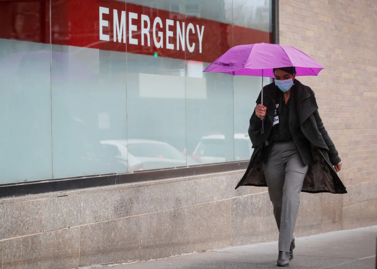 A healthcare worker arrives at Mount Sinai Hospital during the CCP virus outbreak, in New York City on April 3, 2020. (Brendan McDermid/Reuters)
