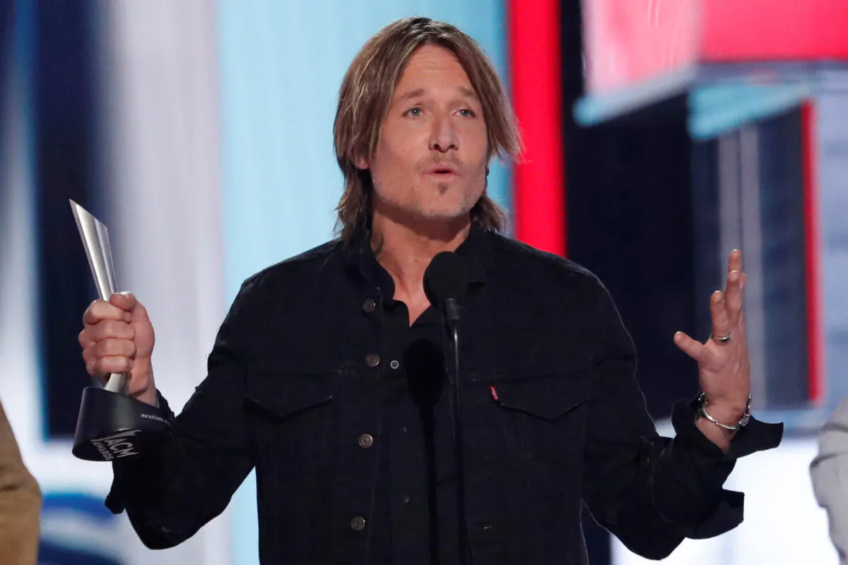 Keith Urban accepts the entertainer of the year award during the 54th Academy Of Country Music Awards at MGM Grand Garden Arena in Las Vegas, Nev., on April 7, 2019. (Mario Anzuoni/Reuters)