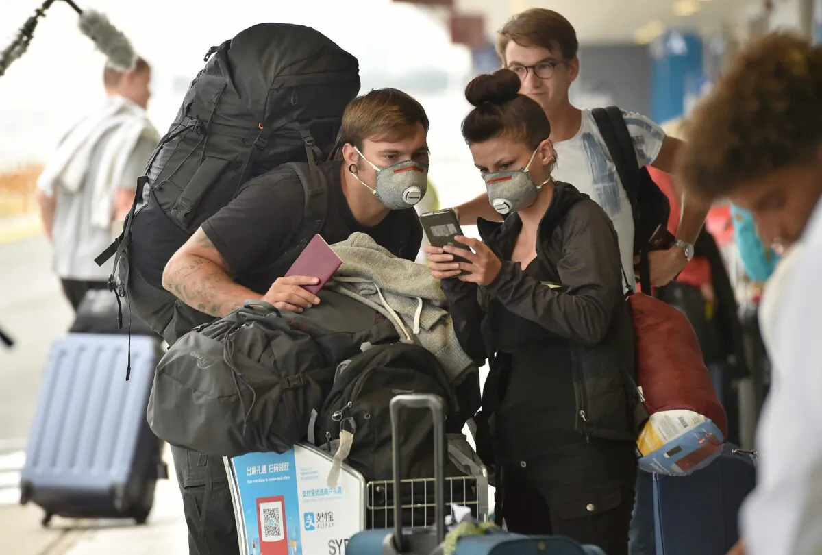 Travellers at Sydney's international airport to be repatriated on April 2, 2020, amid the COVID-19 coronavirus pandemic. 
(Peter Parks/AFP via Getty Images)
