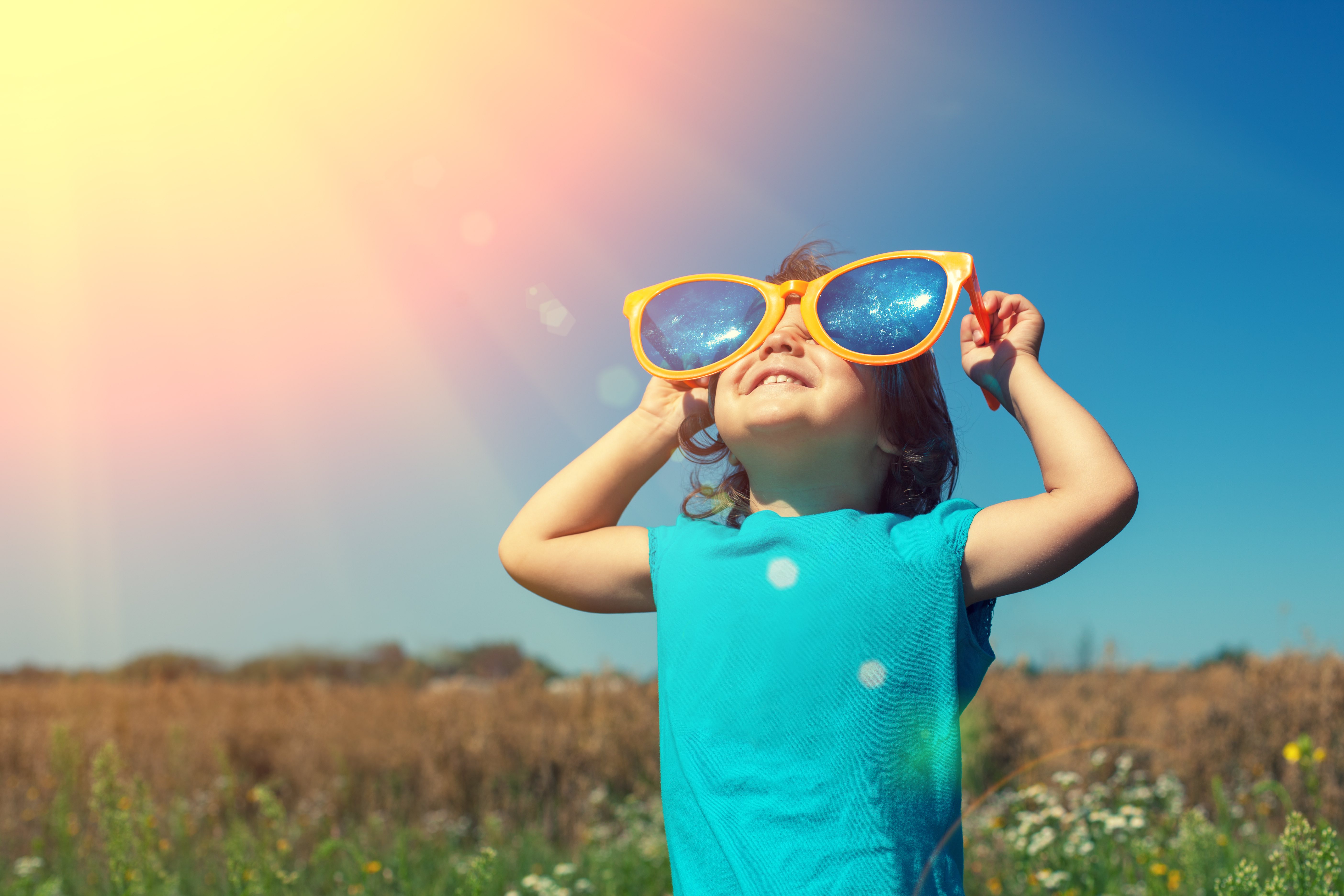 Позитивные картинки. Ребенок в солнечных очках. Лето солнце дети. Дети солнца. Дети лето радость.