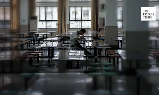 Shanghai Citizens Sense the Severity of the Pandemic