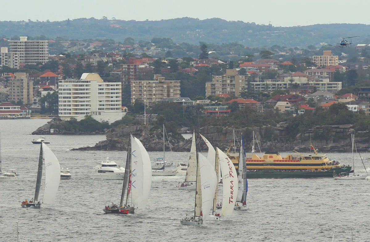 SYDNEY, AUSTRALIA - DECEMBER 26:  Competitors race through Sydney Harbour during the start of the Sydney to Hobart race on Sydney Harbour on December 26, 2010 in Sydney, Australia.  (Photo by Cameron Spencer/Getty Images)