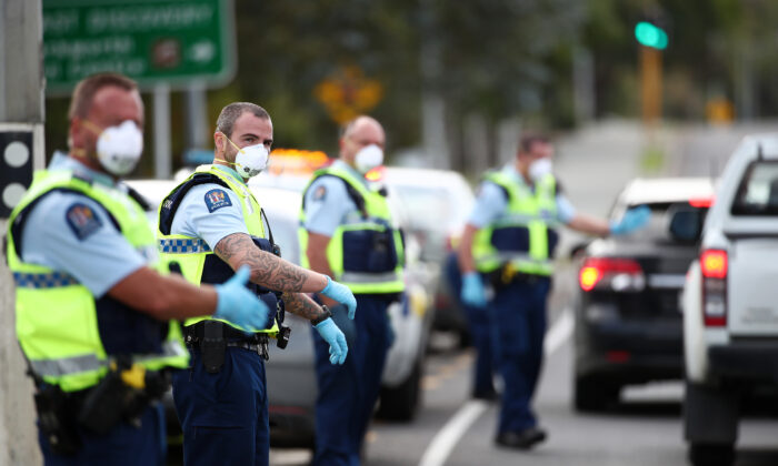 Police stop vehicles to heading north on state highway one at Warkworth in Auckland, New Zealand, on April 09, 2020.  (Fiona Goodall/Getty Images)