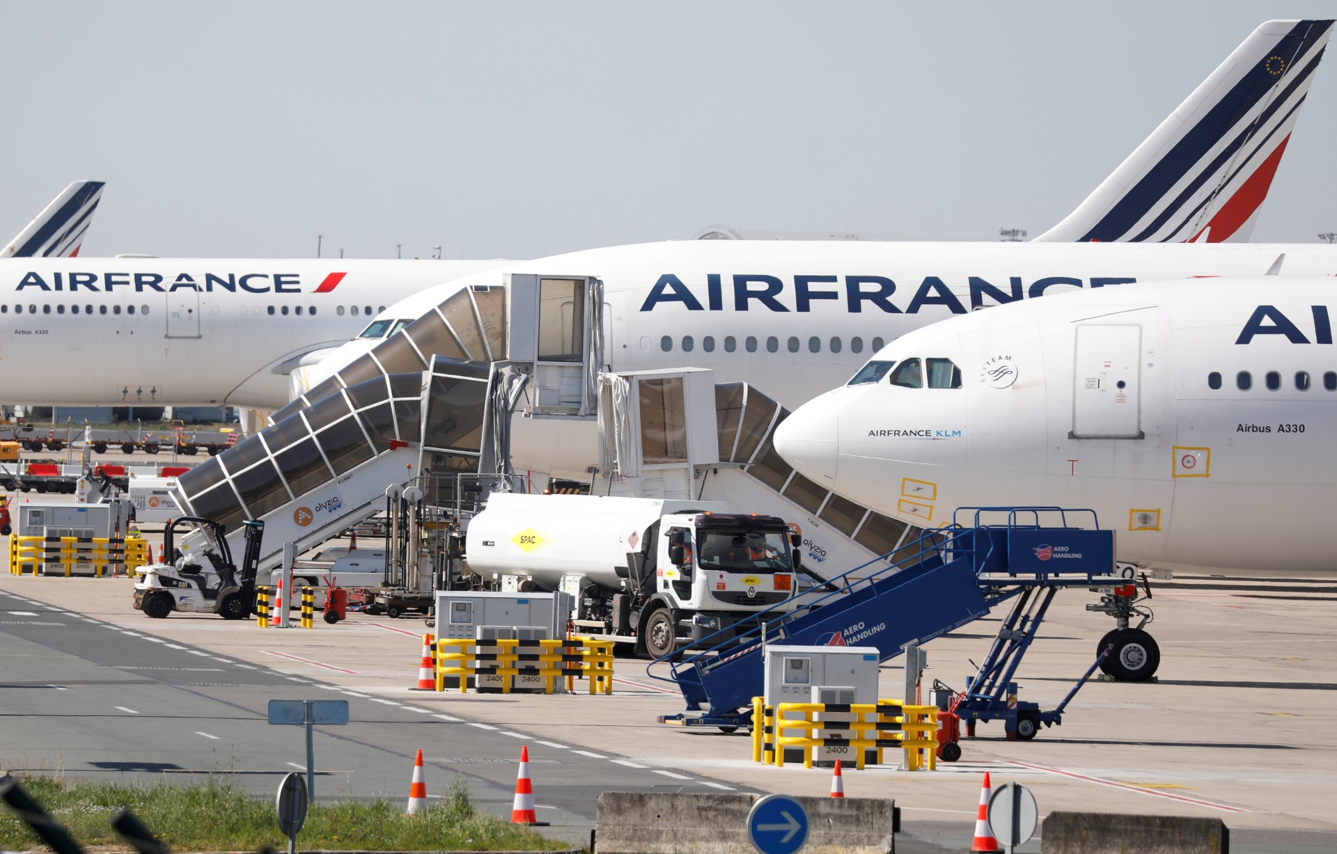 France Bans Some Flights in Name of Climate Change, Tells People to Take Trains Instead - Vimarsana News