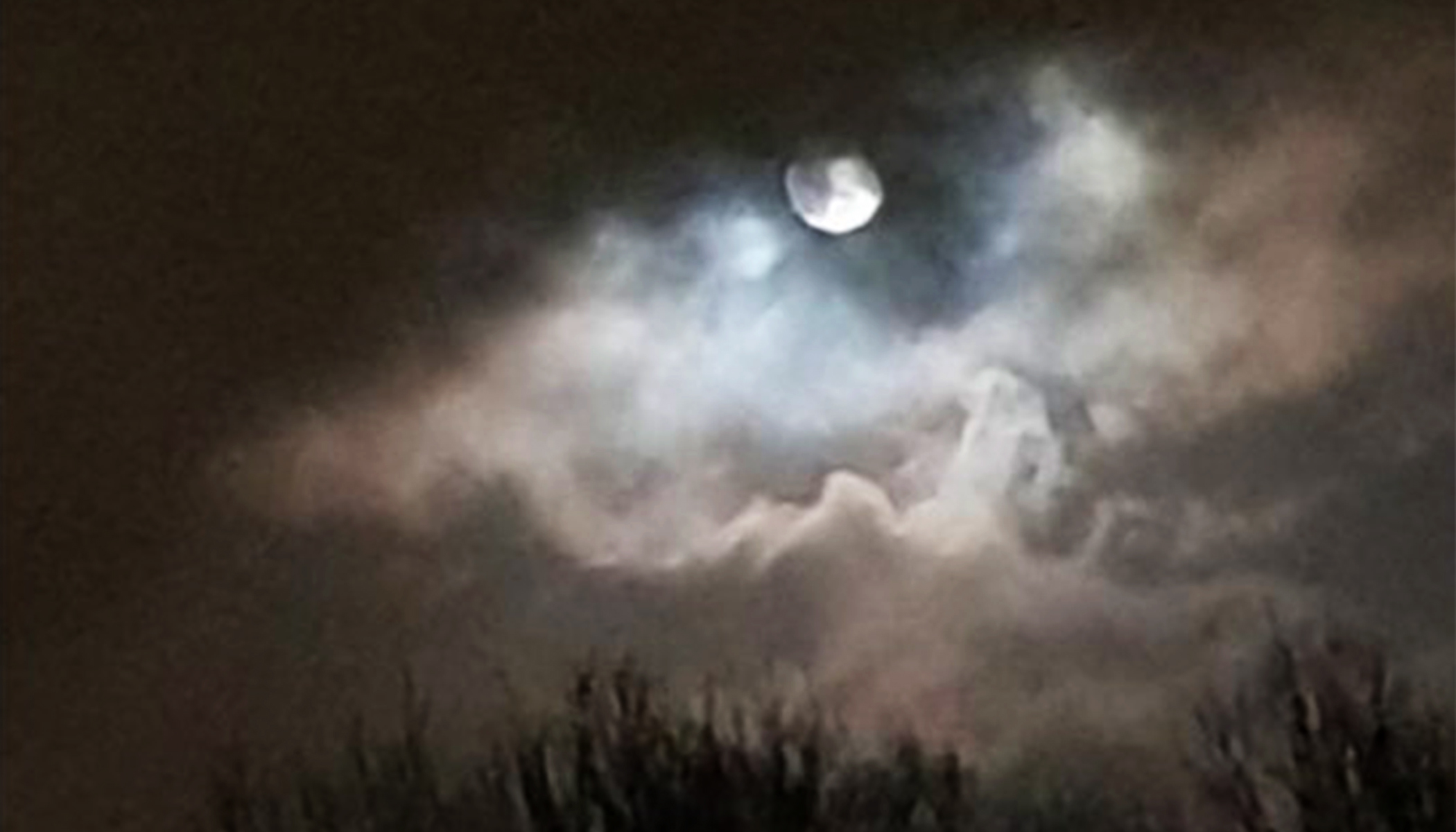 Woman Captures Once-in-a-Lifetime 'Eye of the Storm' on Her Phone Around a  Full Moon | The Epoch Times