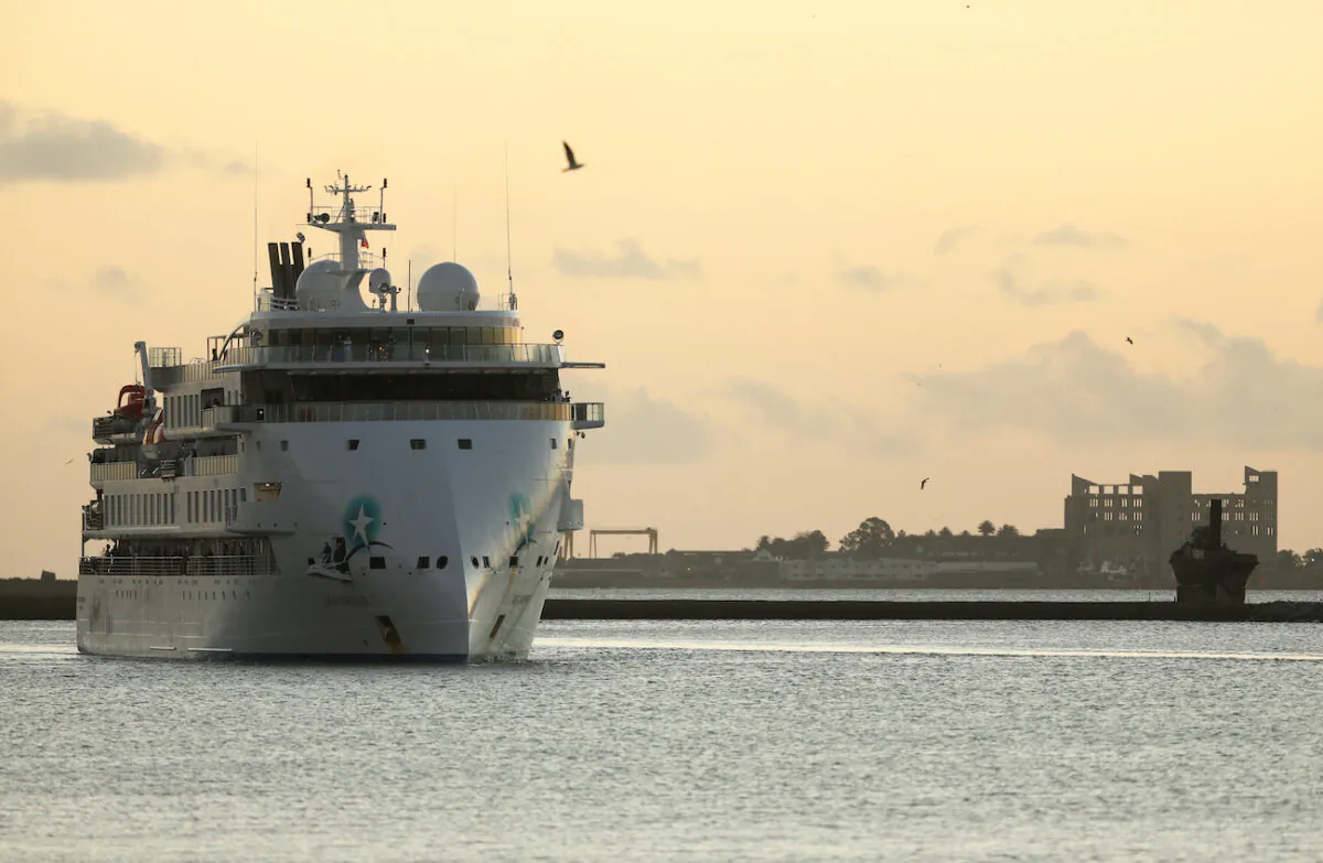 Australian cruise ship Greg Mortimer arrives, as its passengers will later be transported to Australia, during the CCP virus panemic, at the port in Montevideo, Uruguay April 10, 2020. (Reuters/Mariana Greif)