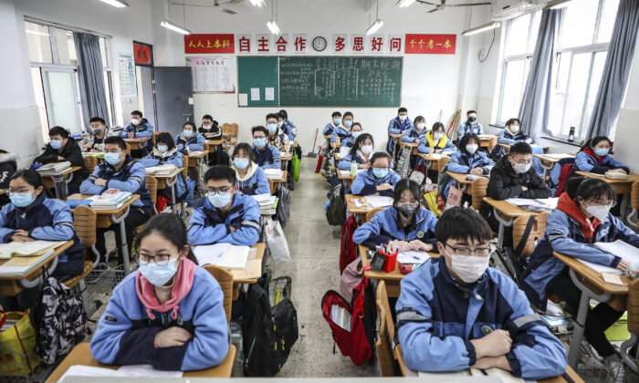 Xi'an Parents Protest the Education Resource Being Taken