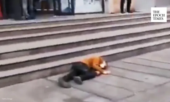 On the First Day of Unblocking in Wuhan, Someone Suddenly Fell on the Street