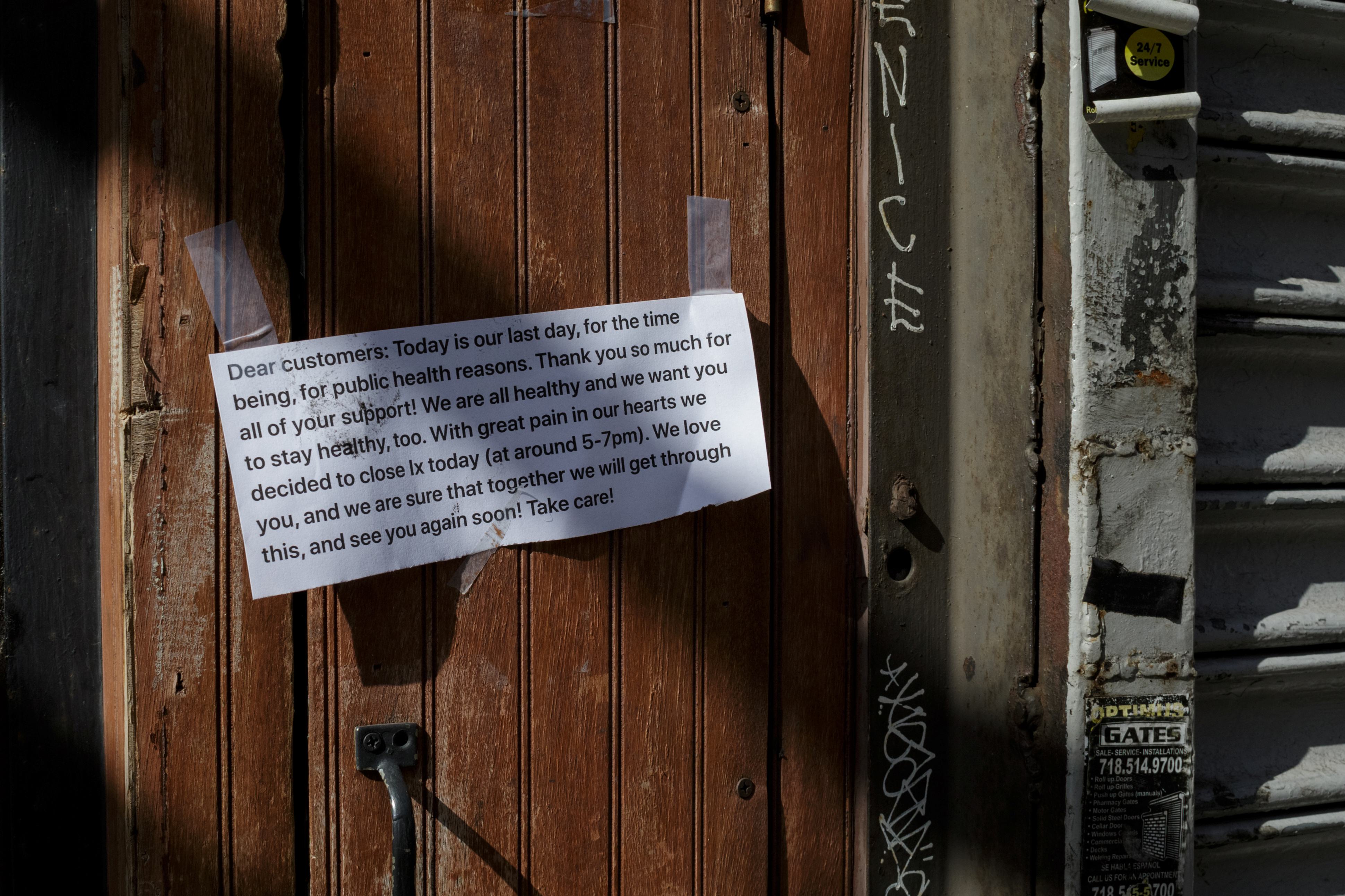 Printed signs are taped to the outside of Ix restaurant announcing its closure, in the Brooklyn borough of New York City, U.S., on April 2, 2020 amid the CCP virus outbreak. (Anna Watts/Reuters)