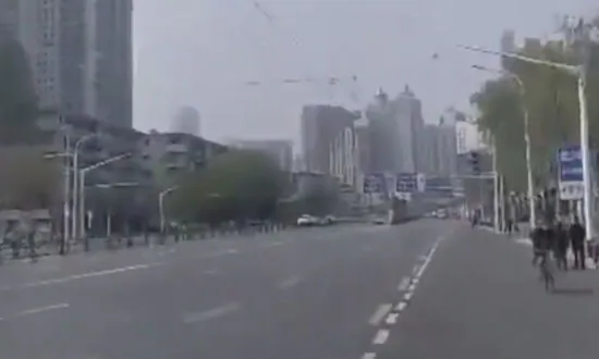 Wuhan Girl Seen Crying on Deserted Street