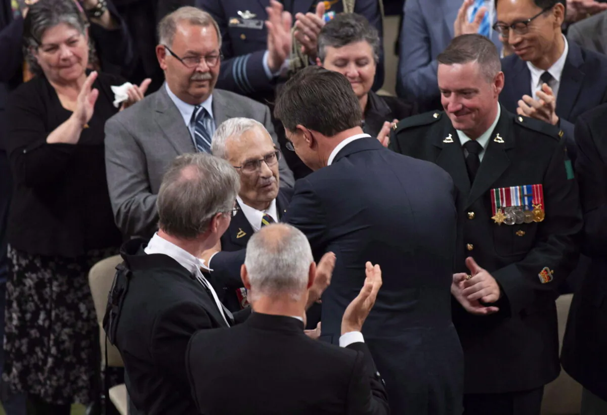 Prime Minister of the Netherlands Mark Rutte speaks with Royal Canadian Dragoons veteran Donald White, who helped liberate Holland, after speaking to the House of Commons in Ottawa, on Oct. 25, 2018. (Adrian Wyld/The Canadian Press)