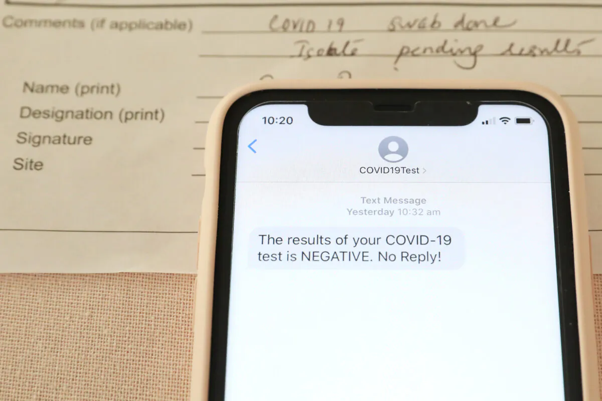 A mobile phone message showing a negative result to a COVID-19 swab test is seen on April 06, 2020 in Sydney, Australia.(Mark Kolbe/Getty Images)