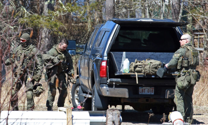 RCMP members pack up after the search for Gabriel Wortman in Great Village, Nova Scotia, on April 19, 2020. (John Morris/Reuters)