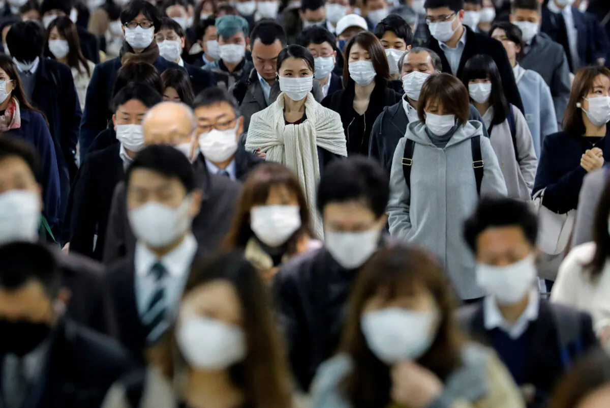 People wear face masks at Shinagawa station during the rush hour after the government expanded a state of emergency to include the entire country following the CCP virus (COVID-19) outbreak, in Tokyo, Japan, on April 20, 2020. (Kim Kyung-Hoon/File Photo/Reuters)
