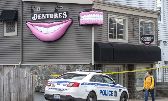 The Atlantic Denture Clinic is guarded by police in Dartmouth, N.S. on April 20, 2020. (Andrew Vaughan/The Canadian Press)