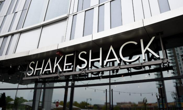 Shake Shack To Come To Canada In 2024 With First Location Set For   Shake Shack 1 700x420 