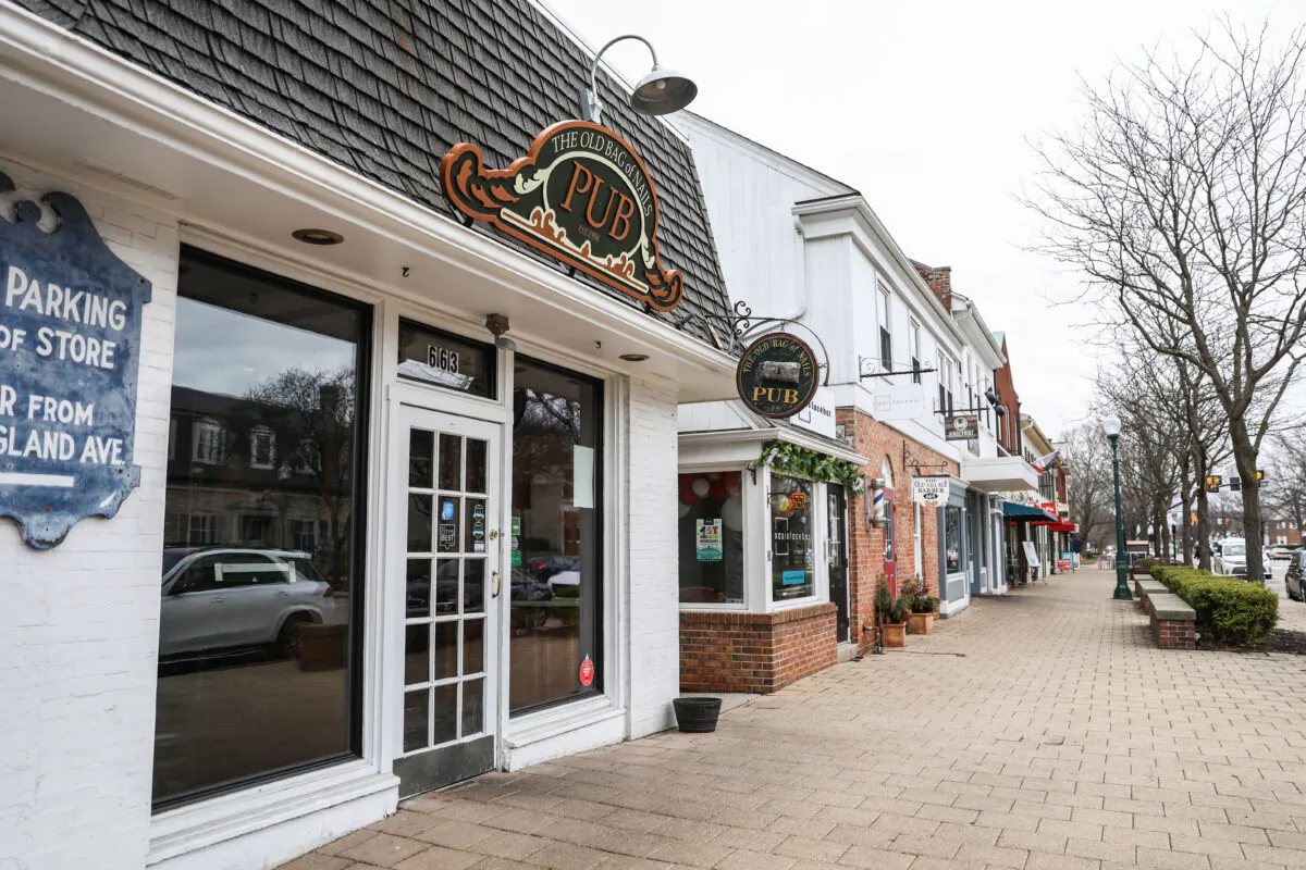 Many stores are closed and others are essentially empty in the City of Worthington in Columbus, Ohio, on March 17, 2020. (Charlotte Cuthbertson/The Epoch Times)