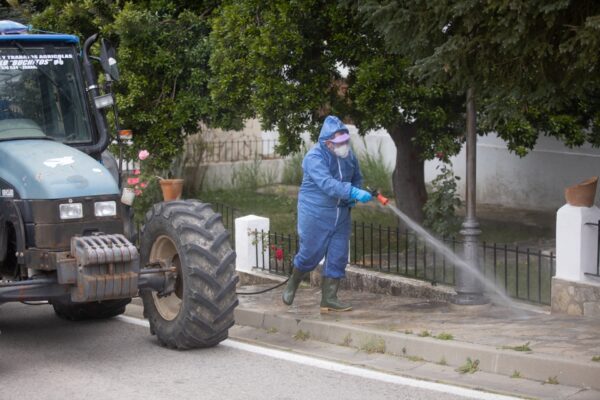 volunteer-disinfect