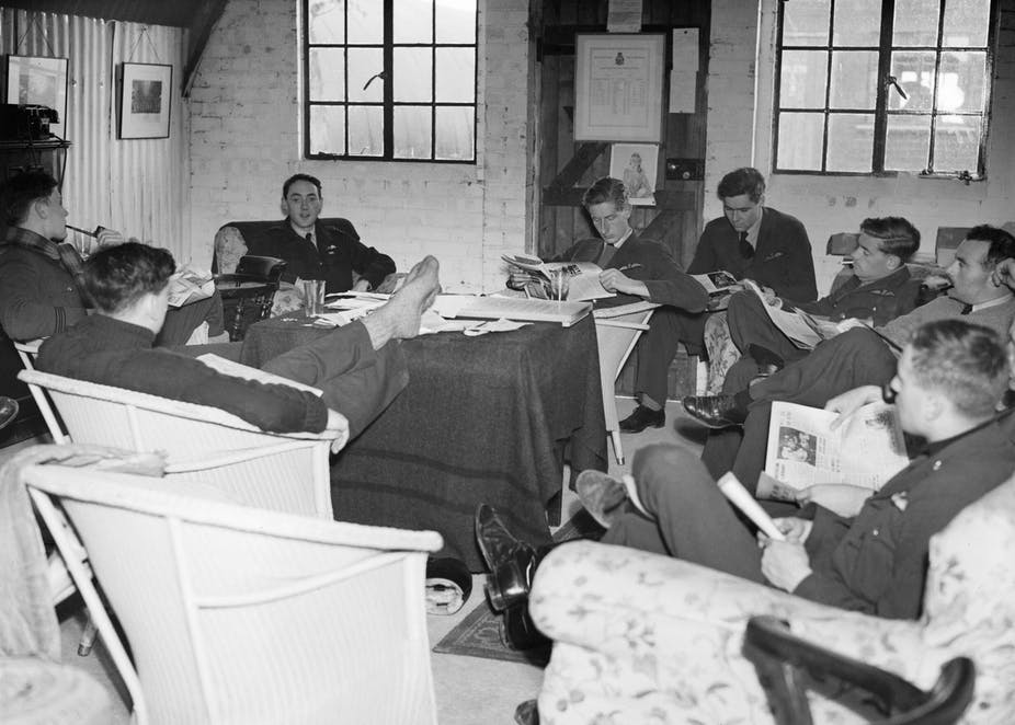 Pilots and air crew passing the time with books and newspapers. (S.A. Devon, RAF official photographer/Imperial War Museum)