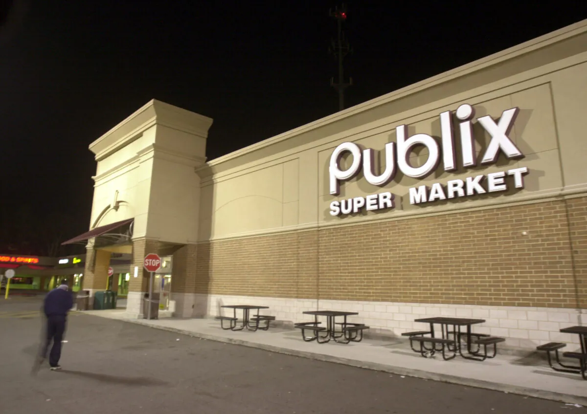 A worker strolls into a Publix Supermarket in Norcross, Georgia, on Feb. 8, 2002. (Erik S. Lesser/Getty Images)