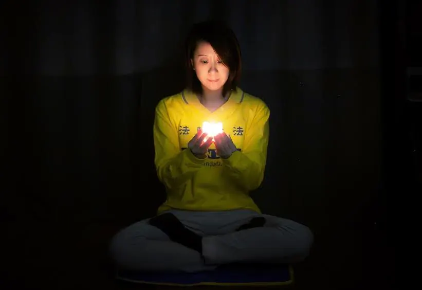 A woman in New York participates in the online candle vigil to commemorate the persecution of Falun Gong practitioners in China, on April 23, 2020. (Courtesy of Tuidang Center)