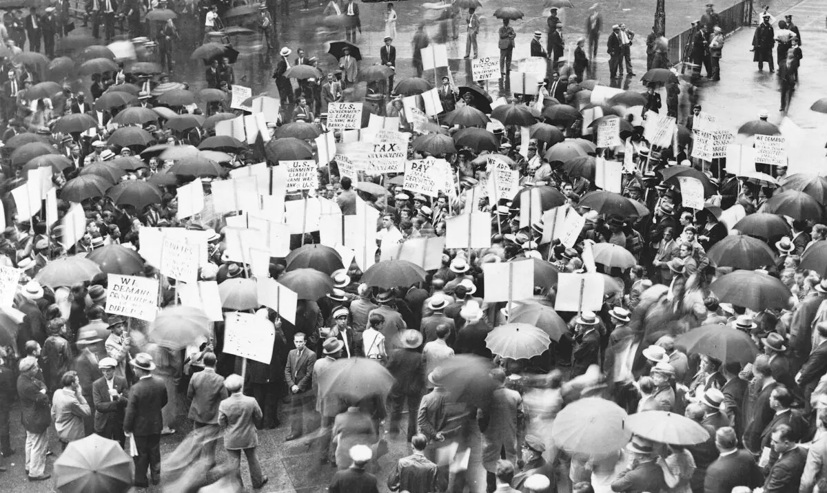 Crowd of depositors gather in the rain outside Bank of United States after its failure during the Great Depression of the 1930s. (Library of Congress via Wikimedia Commons)