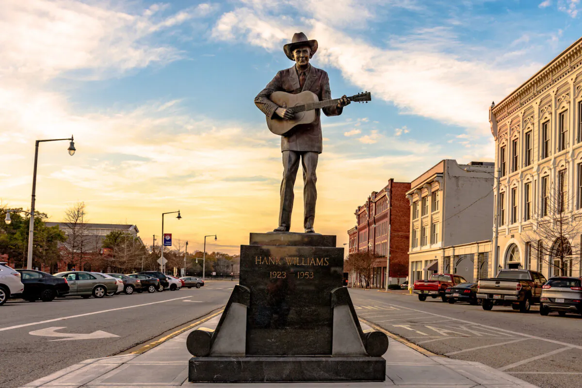Statue of country singer Hank Williams on Commerce Street. (JNix/Shutterstock)