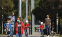 Spanish Children Allowed Out for 1st Time in 6 Weeks as Countries Plan to Ease Lockdowns