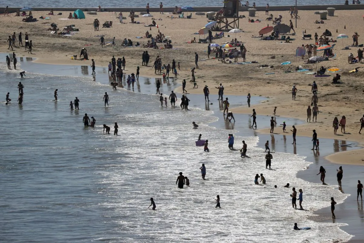 People are seen gathering on the Corona del Mar State Beach in Newport Beach, Calif.,  on April 25, 2020. (Michael Heiman/Getty Images)