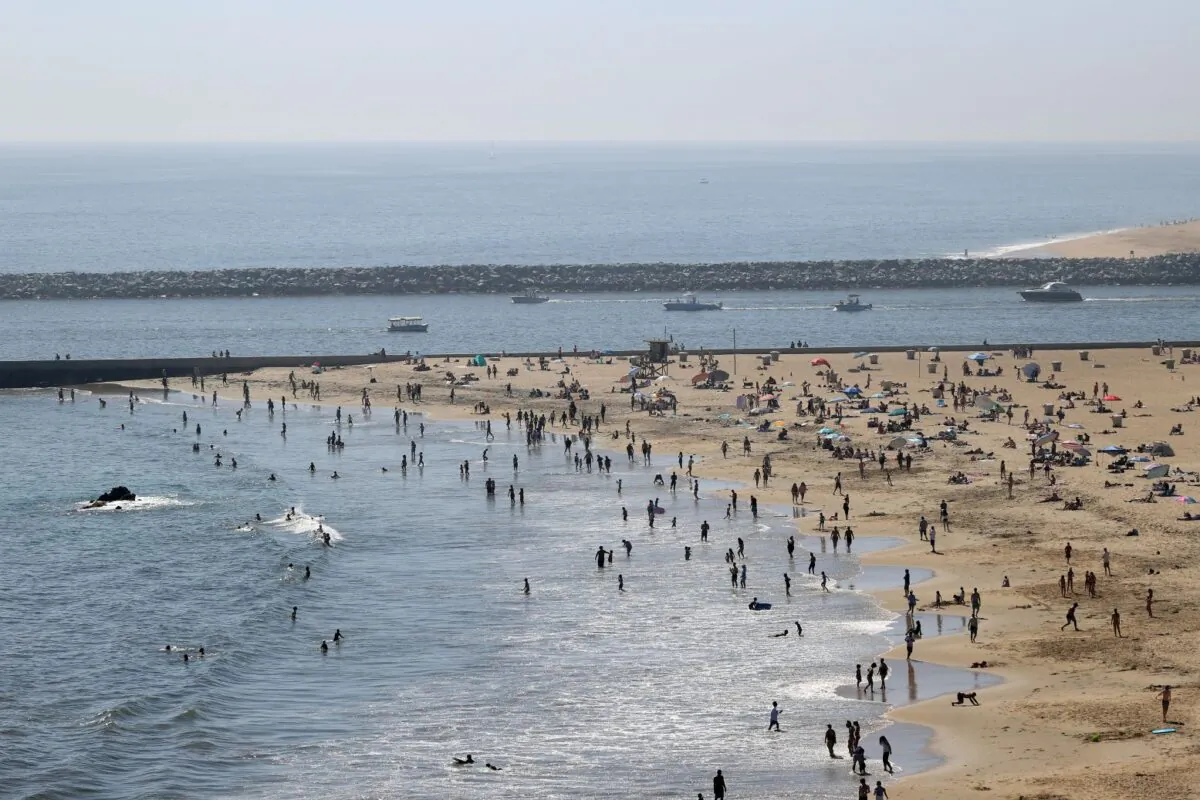 People are seen gathering on the Corona del Mar State Beach in Newport Beach, California, on April 25, 2020. (Michael Heiman/Getty Images)