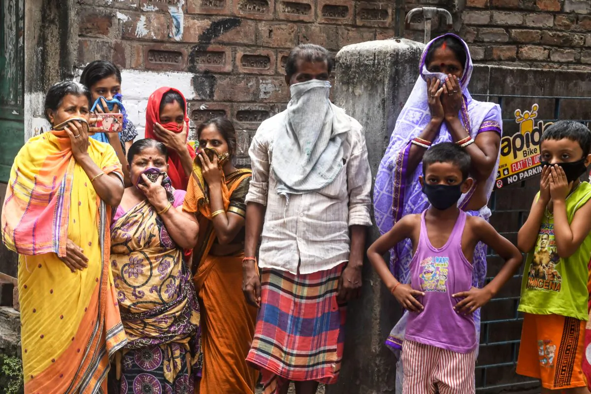 People protecting their faces during a government-imposed nationwide lockdown in Kolkata, India, on April 24, 2020. (Dibyangshu Sarkar/ /AFP via Getty Images)