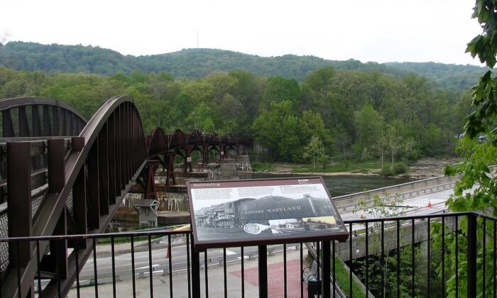 The walking bridge in Ohiopyle State Park on May 4, 2006. (Clinton N. Godlesky via Wikimedia)