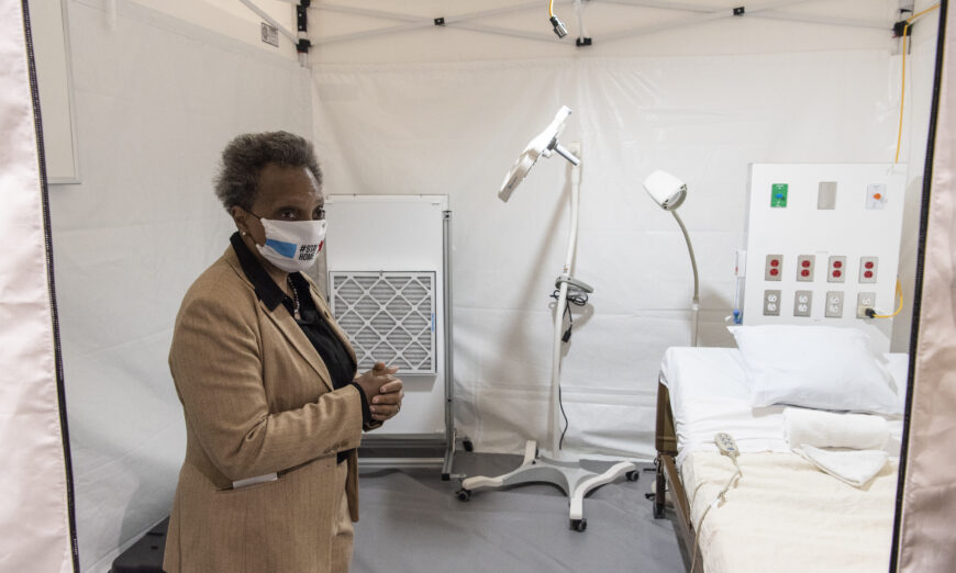 2020 年 4 月 17 日,芝加哥市长 Lori Lightfoot 参观了在伊利诺伊州芝加哥 McCormick Place 会议中心建造的 COVID-19 替代护理设施。(Tyler LaRiviere - Pool/Getty Images)