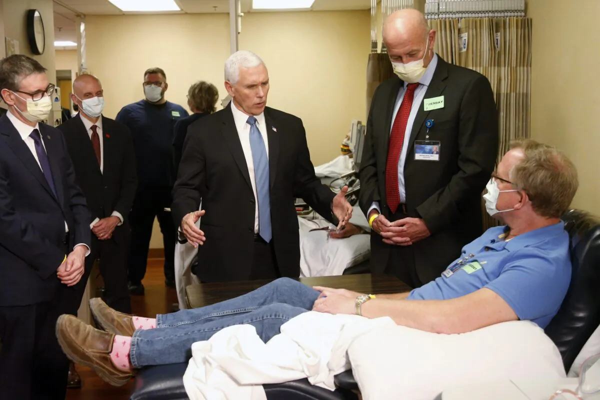 Vice President Mike Pence (C) visits a patient who survived the CCP virus and was going to give blood, during a tour of the Mayo Clinic in Rochester, Minn, on April 28, 2020. (Jim Mone/AP Photo)