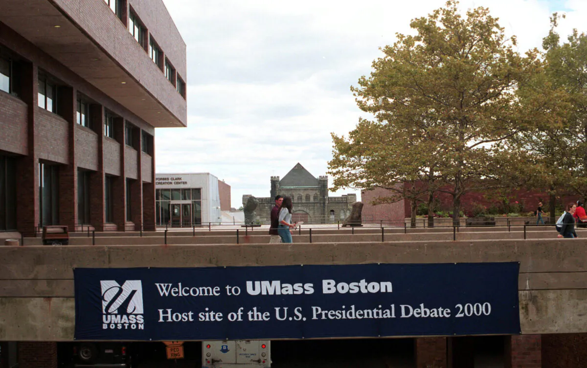 Students walk past a banner promoting the first presidential debate to be held at the University of Massachusetts–Boston, in Boston, Mass., on Oct. 3, 2000. (Darren McCollester/Newsmakers)