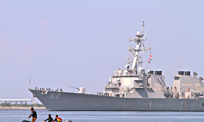 U.S. destroyer USS Fitzgerald arrives at Subic Bay, Olongapo City, north of Manila on June 27, 2013. (David Bayarong/AFP via Getty Images)
