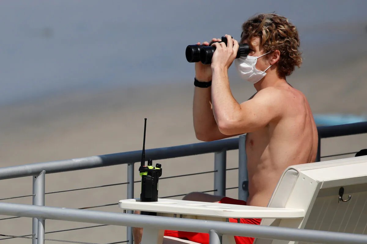 A lifeguard wears a mask in a file photo taken in California. (Mike Blake/Reuters)