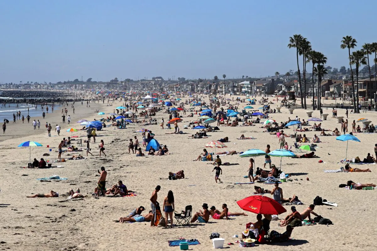 People are seen gathering on the Corona del Mar State Beach in Newport Beach, California on April 25, 2020. (Michael Heiman/Getty Images)