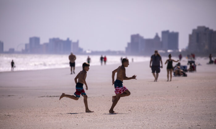Beachgoers Urged to Get Tested for CCP Virus as South Carolina Sees Surge in New Cases